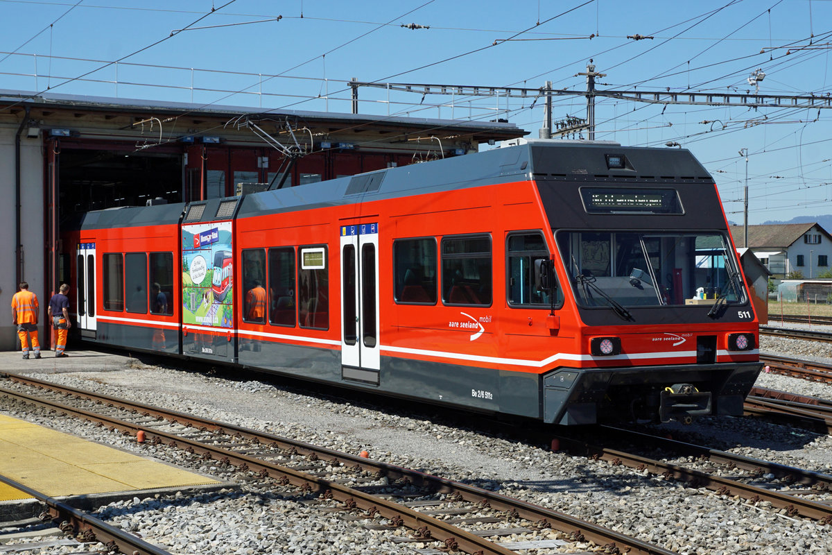 Aare Seeland mobil.
VOM SEELAND IN DEN OBERAARGAU.
Am 5. August 2020 wurde der GTW Be 2/6 511, ehemals Montreux Vevey Riviera/MVR mit zwei Schwertransporter von Täuffelen nach Langenthal überführt zwecks Unterstützung der ASm-Flotte Langenthal. Er wird auf der Strecke Langenthal-St. Urban zum Einsatz kommen.
Von den ASm–Fahrgästen werden Niederflurwagen mit Klimaanlage sehr geschätzt und der über 50-jährige Reservetriebwagen Be 4/4 103, der während der Rollmaterialknappheit einen Super Job gemacht hat, kann dadurch geschont werden.
Der Seeläner GTW Be 2/6 511, ehemals MVR, auf seiner ersten Fahrt vor dem Depot Langenthal am 8. August 2020.
Foto: Walter Ruetsch