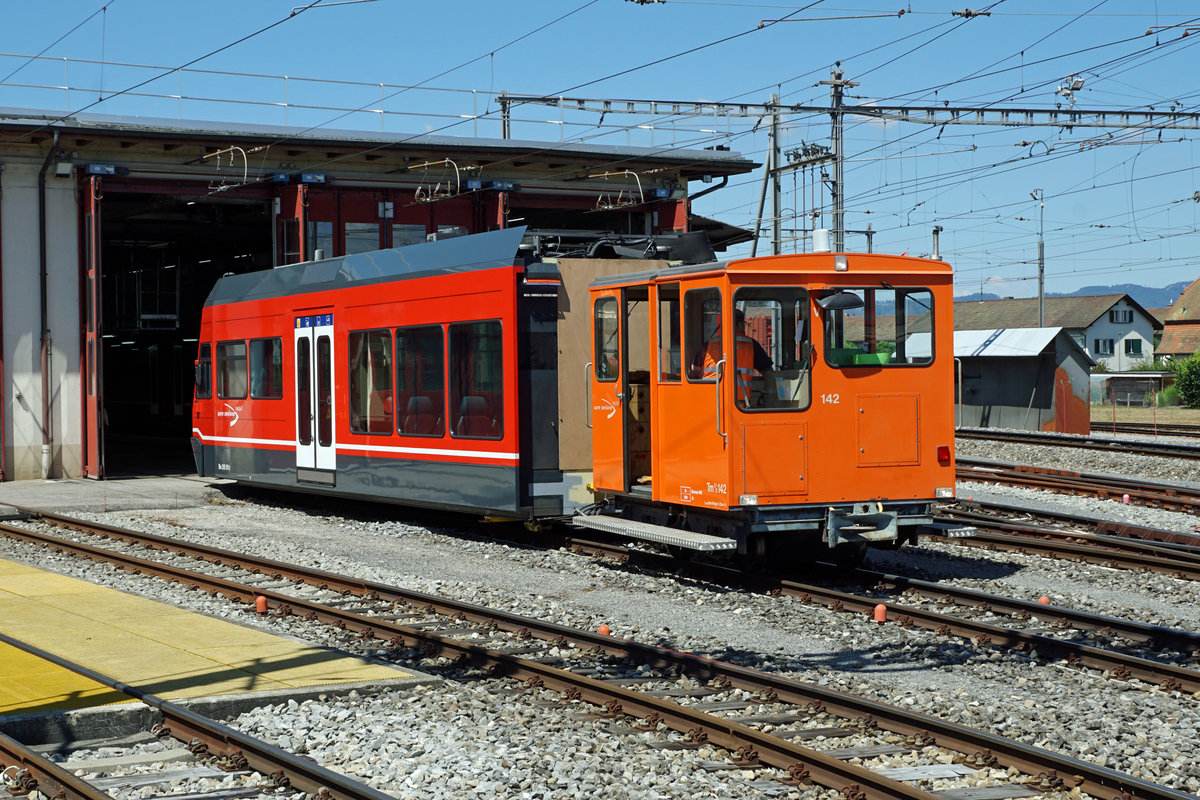 Aare Seeland mobil.
VOM SEELAND IN DEN OBERAARGAU.
Am 5. August 2020 wurde der GTW Be 2/6 511, ehemals Montreux Vevey Riviera/MVR mit zwei Schwertransporter von Täuffelen nach Langenthal überführt zwecks Unterstützung der ASm-Flotte Langenthal. Er wird auf der Strecke Langenthal-St. Urban zum Einsatz kommen.
Von den ASm–Fahrgästen werden Niederflurwagen mit Klimaanlage sehr geschätzt und der über 50-jährige Reservetriebwagen Be 4/4 103, der während der Rollmaterialknappheit einen Super Job gemacht hat, kann dadurch geschont werden.
Die erste Hälfte des Be 2/6 511, ehemals FW, mit dem Tm 2/2 142 auf Rangierfahrt vor dem Depot Langenthal.
Foto: Walter Ruetsch
