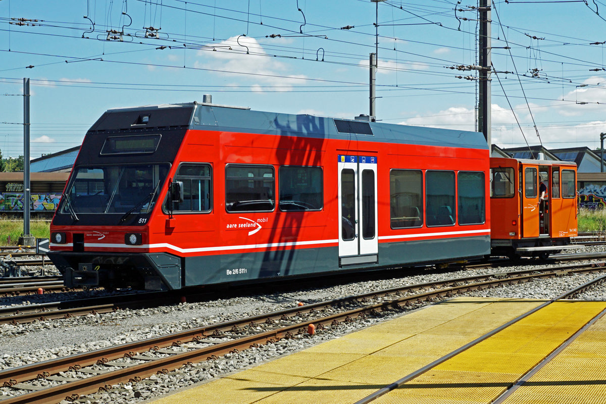 Aare Seeland mobil.
VOM SEELAND IN DEN OBERAARGAU.
Am 5. August 2020 wurde der GTW Be 2/6 511, ehemals Montreux Vevey Riviera/MVR mit zwei Schwertransporter von Täuffelen nach Langenthal überführt zwecks Unterstützung der ASm-Flotte Langenthal. Er wird auf der Strecke Langenthal-St. Urban zum Einsatz kommen.
Von den ASm–Fahrgästen werden Niederflurwagen mit Klimaanlage sehr geschätzt und der über 50-jährige Reservetriebwagen Be 4/4 103, der während der Rollmaterialknappheit einen Super Job gemacht hat, kann dadurch geschont werden.
Die erste Hälfte des Be 2/6 511, ehemals FW, mit dem Tm 2/2 142 auf Rangierfahrt vor dem Depot Langenthal.
Foto: Walter Ruetsch
