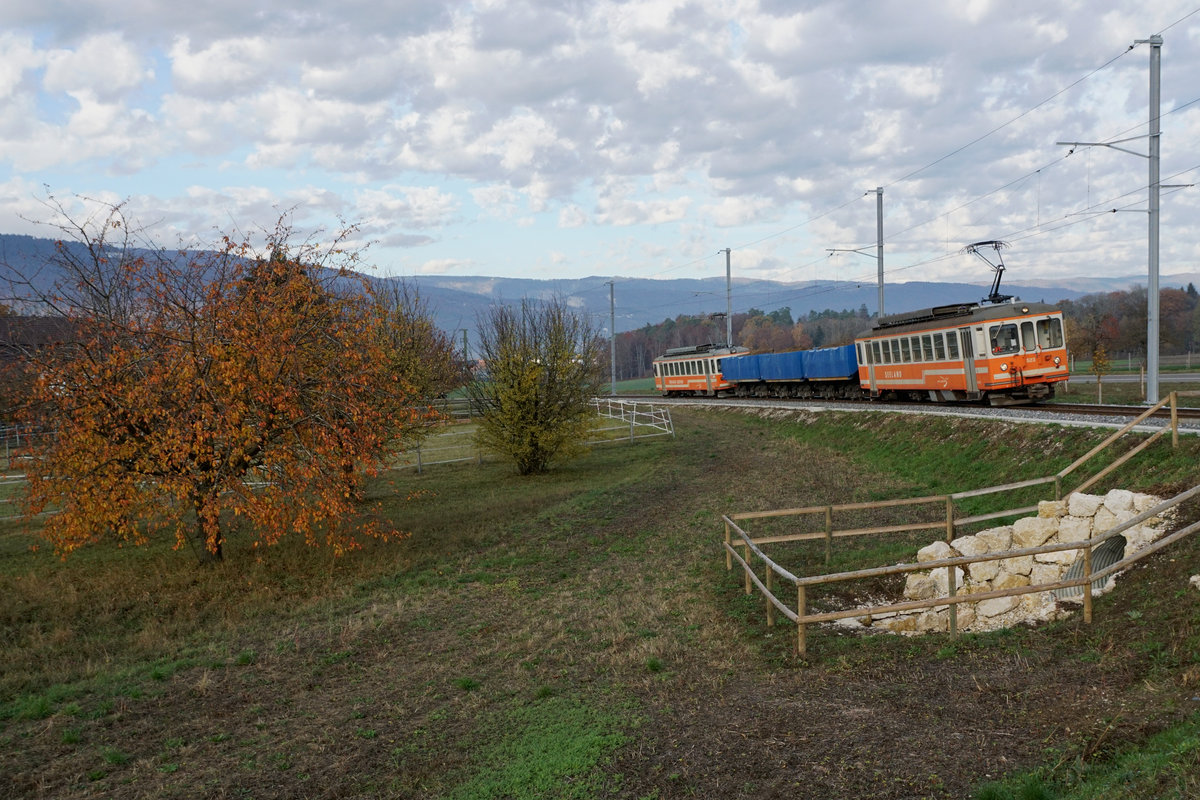 Aare Selland mobil ASm
Kieszug mit den beiden orangen Triebwagen Be 4/4 523, ehemals SZB und Be 4/4 302, ehemals SNB auf dem neuen Streckenabschnitt zwischen Lattrigen und Mörigen am 12. November 2018.
Foto: Walter Ruetsch 