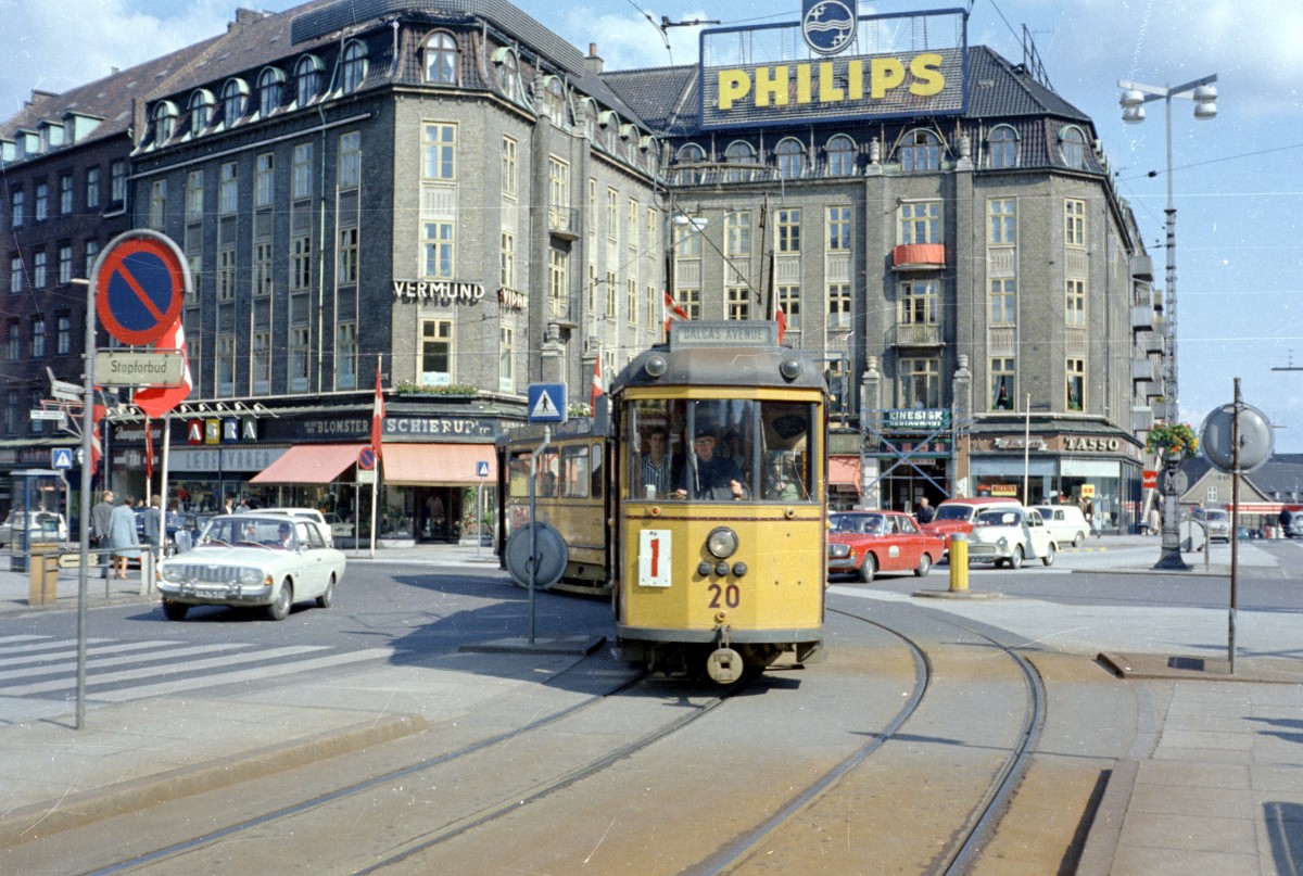 Aarhus Århus Sporveje (ÅS) SL 1 (Tw 20) Banegårdspladsen am 9. September 1967.