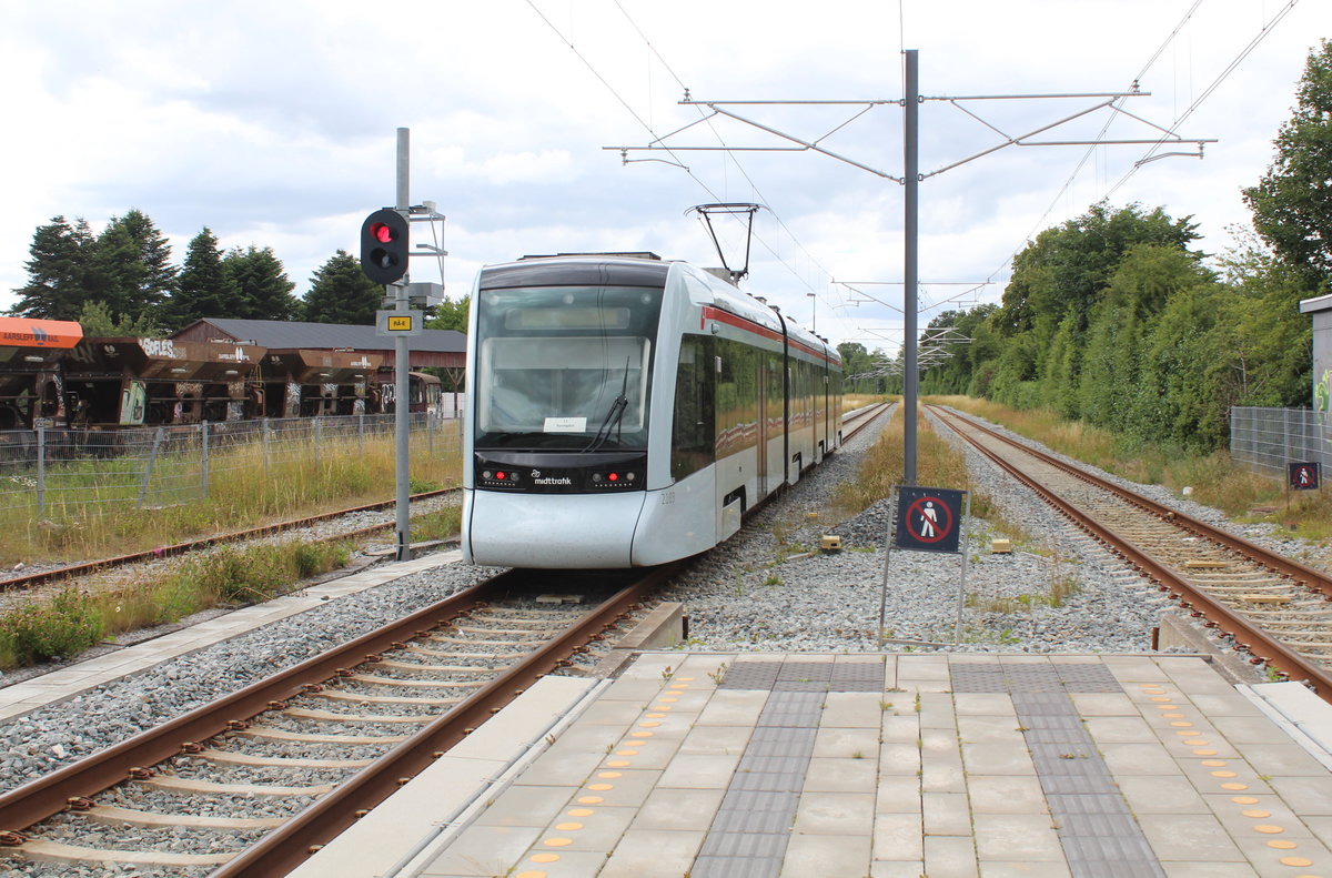 Aarhus Letbane: Der Stadler Tango 2103-2203 auf der Regionalstadtbahnlinie L1 verlässt am Nachmittag des 9. Juli 2020 den Bahnhof Ryomgård (Bahnstrecke: Århus - Grenå) in Richtung Århus.