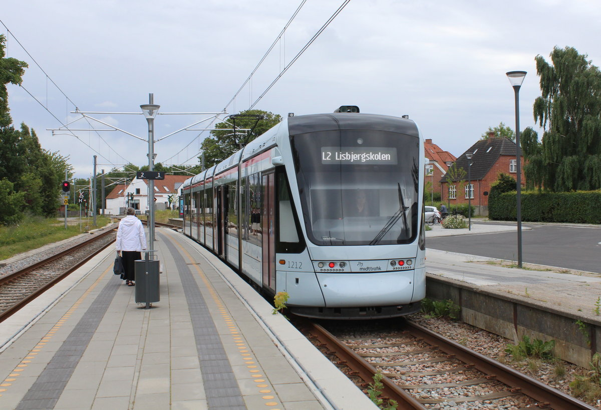 Aarhus Letbane: Ein Zug der Linie L2 (Stadler Variobahn 1112-1212) hält am 10. Juli 2020 im Bahnhof Tranbjerg. Das Ziel des Zuges ist die Schule der Vorstadt Lisbjerg von Århus, Lisbjergskolen. - Seit dem 25. August 2018 bedient die Straßenbahnlinie / RegioTramlinie L2 die ehemalige Privatbahnstrecke Århus - Odder. 