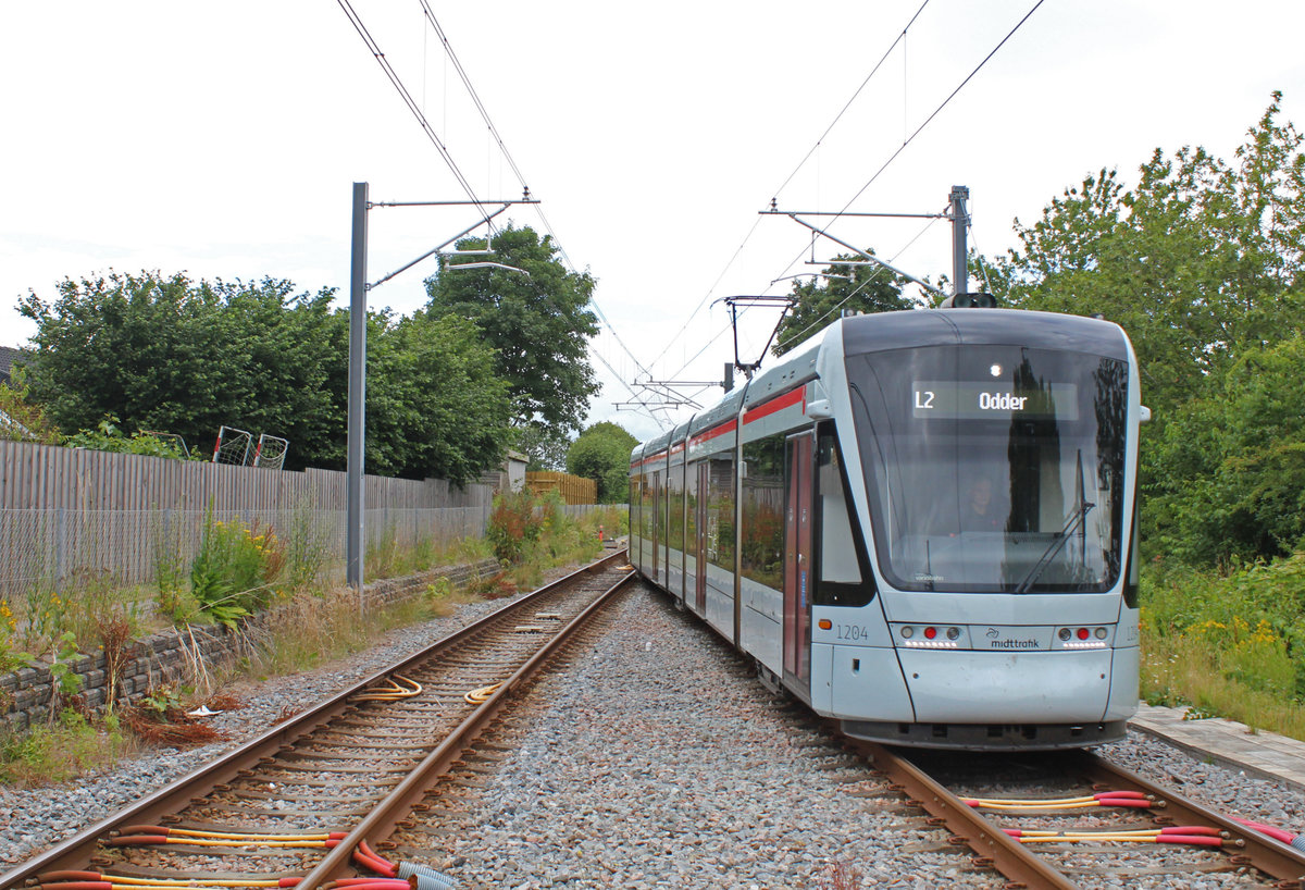 Aarhus Letbane: Kommend aus Århus erreicht die Variobahn 1104-1204 auf der Linie L2 den Bahnhof Tranbjerg auf der Bahnstrecke Århus - Odder. Datum: 10. Juli 2020.