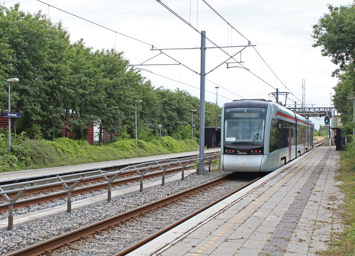 Aarhus Letbane Linie L1: Im Hp Torsøvej hält am 10. Juli 2020 der Tango 2109-2209, der in Richtung Aarhus H fährt.
Einige Auskünfte über die Aarhus Letbane: Spurweite: 1435 mm. - Elektrische Spannung: 750 Volt Gleichstrom. - Länge des Netzes: ca. 110 km. - Zahl der Linien: 2 (L1: Regionalstadtbahnlinie Århus - Ryomgård - Grenå; L2: Stadtstraßenbahnlinie in Århus und RegioTramlinie Århus - Odder). - Stationen: 48. - Rollendes Material: 12 Straßenbahnen des Typs Variobahn für die Linie L2 und 12 Stadtbahnwagen des Typs Tango für die Linie L1. 