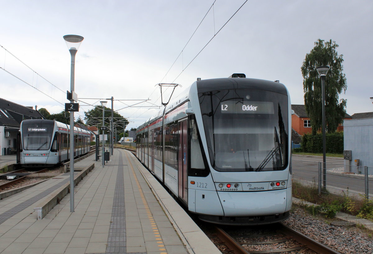 Aarhus Letbane Linie L2: Im Bahnhof Mailling treffen sich am 10. Juli 2020 der Zug in Richtung Lisbjergskolen in Århus (Variobahn 1110-1210) und der Zug nach Odder (Variobahn 1112-1212).