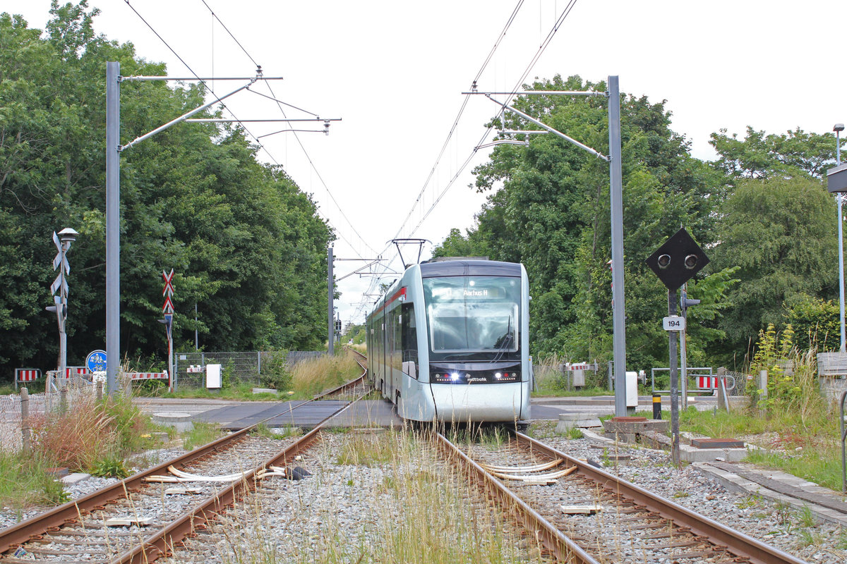 Aarhus Letbane Regionalstadtbahnlinie L1 Århus - Ryomgård - Grenå: Kommend von Ryomgård erreicht der Stadler Tango 2110-2210 den Haltepunkt Skødstrup. Datum: 10. Juli 2020.