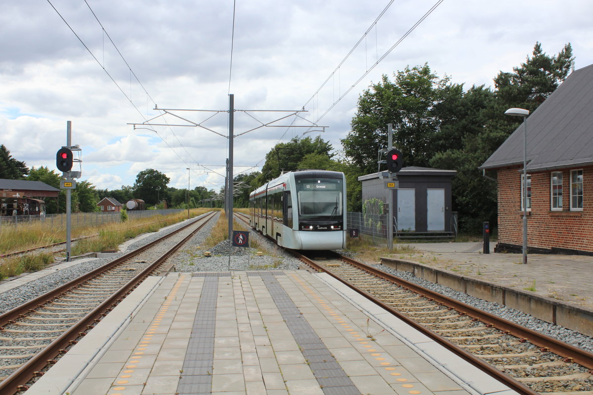 Aarhus Letbane Regionalstadtbahnlinie L1: Am Nachmittag des 9. Juli 2020 erreicht der Stadler Tango 2101-2201 den Bahnhof Ryomgård auf der Bahnstrecke Århus - Grenå. - Seit dem 30. April 2019 bedienen die Tw der Aarhus Letbane diese ehemalige DSB-Strecke. 