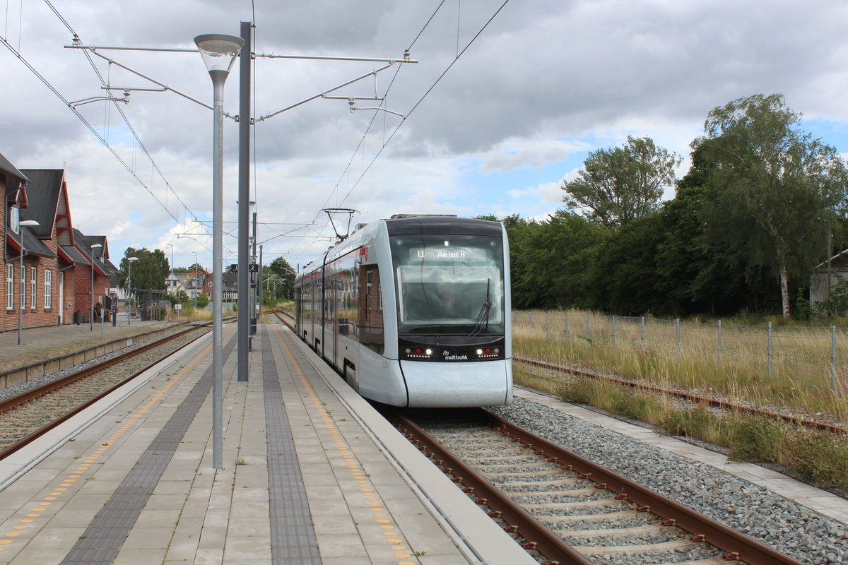 Aarhus Letbane: Regionalstadtbahnlinie L1 (Stadler Tango 2103-2203) hält am Nachmittag des 9. Juli 2020 im Bahnhof Ryomgård auf der Bahnstrecke Århus - Grenå. - Seit dem 30. April 2019 bedienen die Tw der Aarhus Letbane die ehemalige DSB-Bahnstrecke.