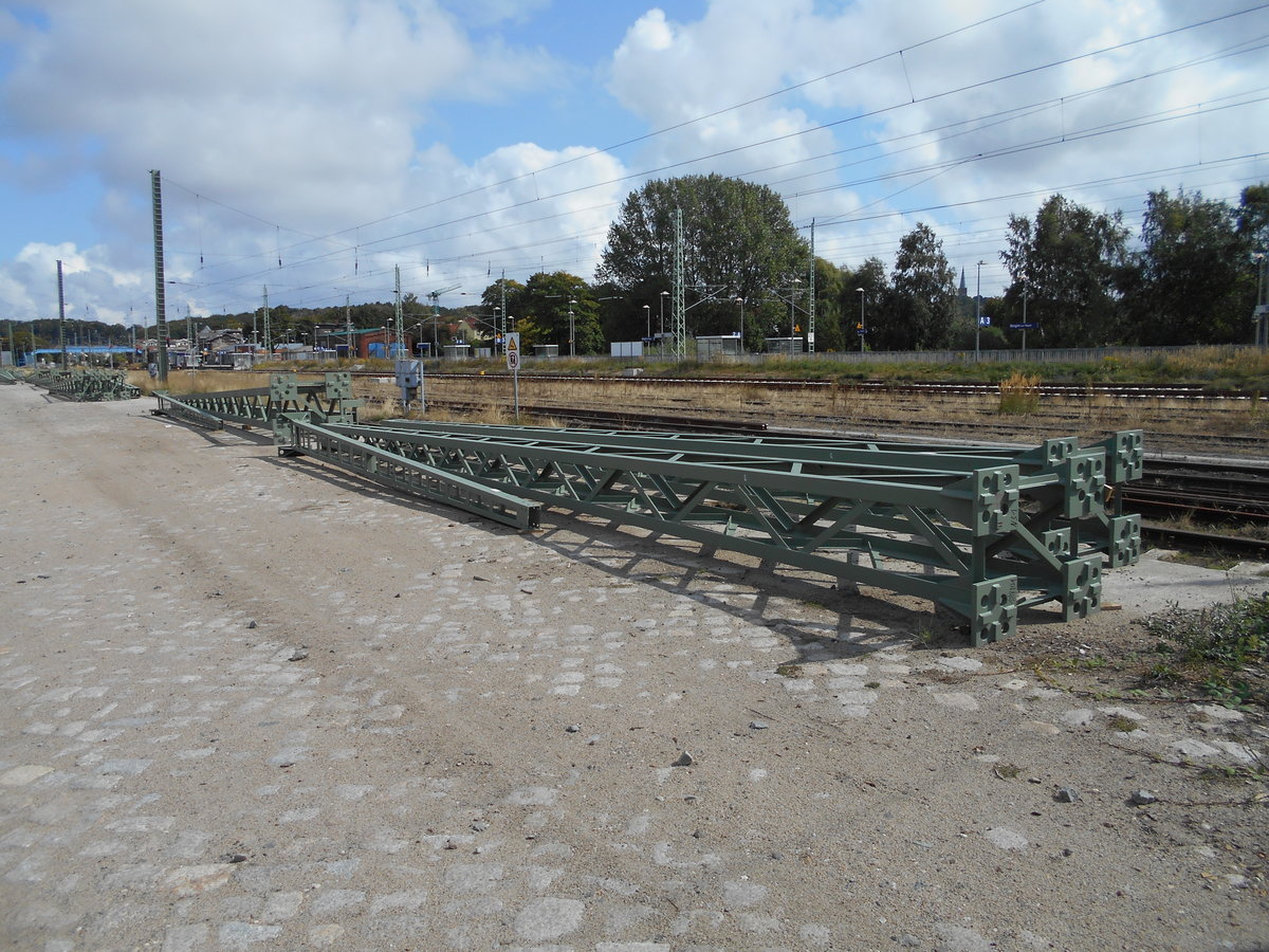 Ab den 17.September 2018 soll,außer auf der PRESS Strecke nach Lauterbach Mole,für sechs Wochen der Bahnverkehr auf Rügen eingestellt werden.Zu den Bauarbeiten zählt auch die komplette Erneuerung der Fahrleitung auf dem Bahnhof in Bergen/Rügen.Am 02.September 2018 lagen schon die neuen Fahrleitungsmasten dort.