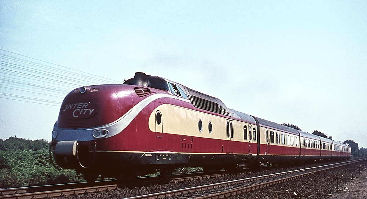 Ab 1970 wurde die Baureihe 601 im Sommer im Touristik-Sonderverkehr von Frankfurt nach Norddeich eingesetzt, hier am 31.08.1974 bei Rheine