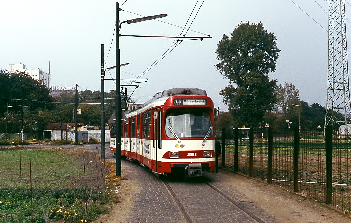 Ab den 1990er Jahren erschienen die GT8S auf der Linie 708. Obwohl Zweirichtungsfahrzeuge, nutzten auch sie das Gleisdreieck in Düsseldorf Hamm wie hier der GT8S 3053 im Juni 1996.