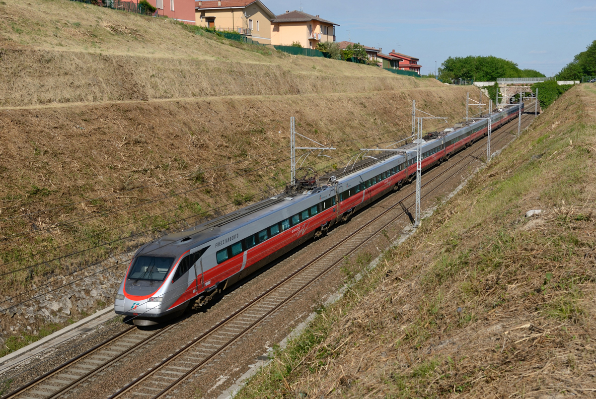 Ab 2005 wurde die  FS Baureihe ETR 480 zum ETR 485 (Politensione) umgezeichnet. In der Regel  haben sie neun Zwischenwagen  und sind für Fahrten mit bis zu 250 km/h zugelassen. Am 19. Mai 2014 erwischte ich 485 042  FRECCIARGENTO   als ES in San Giorgio in Salici in Fahrtrichtung Verona.