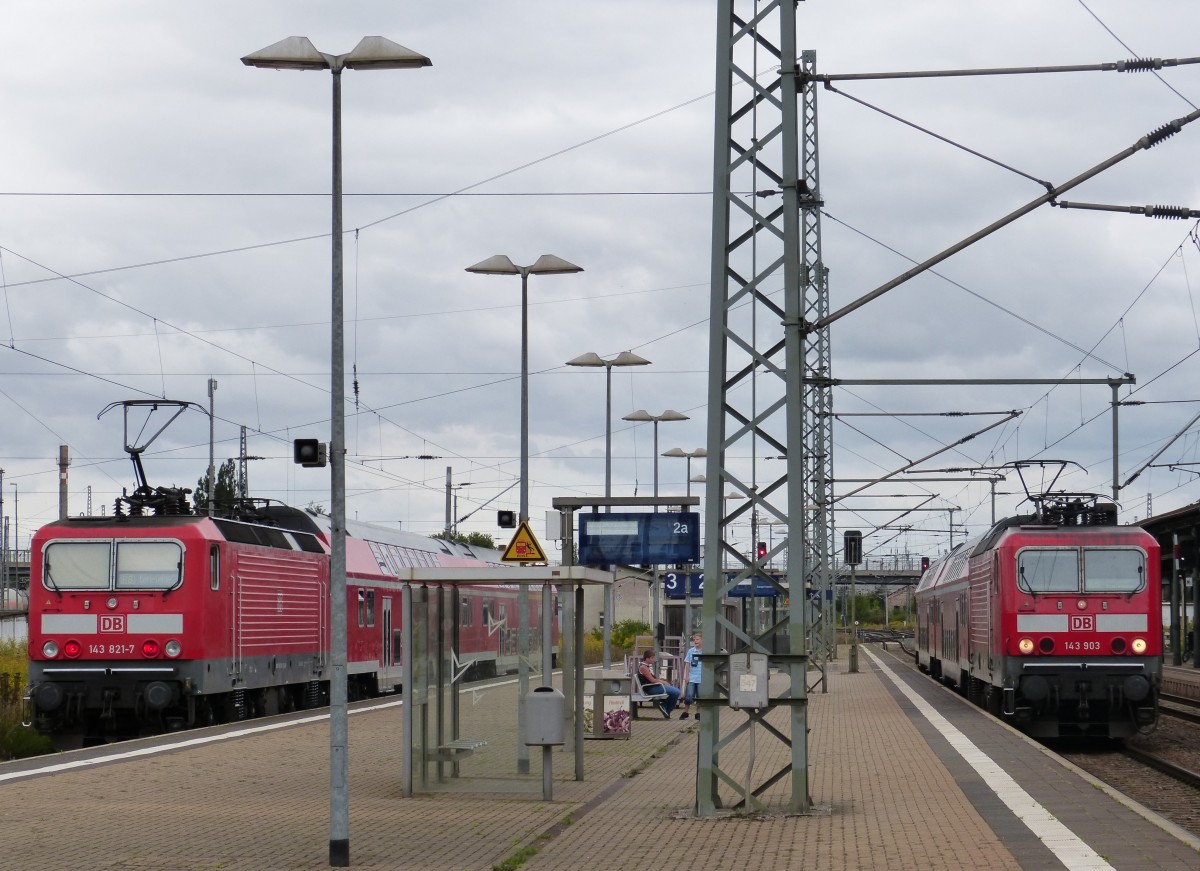 Ab 2015 ist so ein Anblick Geschichte. Dann bernimmt Abellio den Regionalverkehr auf der Strecke Halle-Kassel. 143 903 (rechts) und 143 821-7 im Bahnhof Nordhausen 01.09.2013