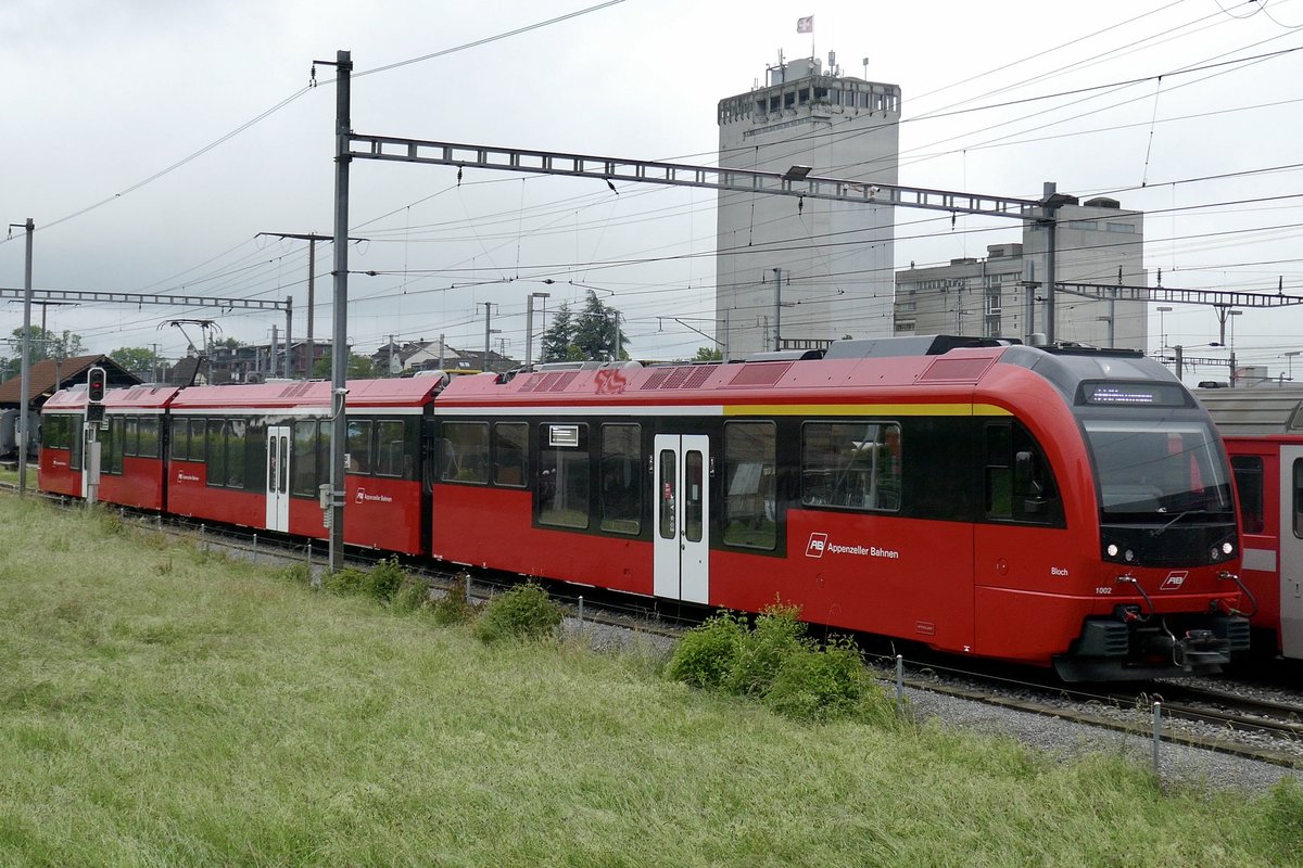 AB ABe 4/12 1002  Bloch  am 9.6.20 kurz nach dem verlassen des Bahnhofs Gossau.