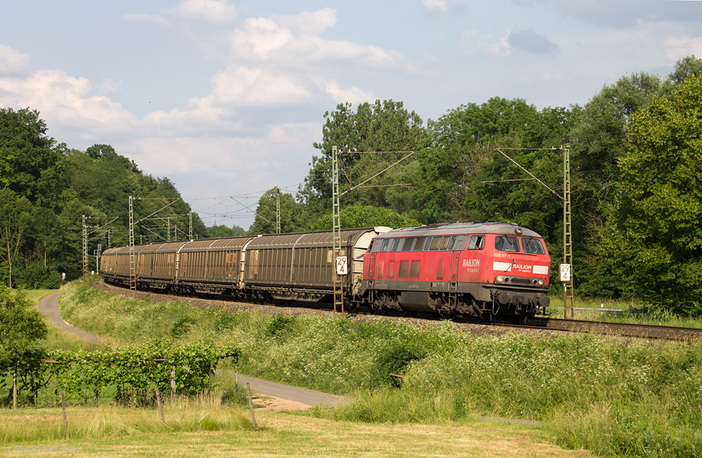 Ab und an bekommt man auf der Filsbahn dann noch richtige Schmankerl serviert. Am 12. Juni 2014 war dies die erst kürzlich reaktivierte 225 117-1, die den umgeleiteten GM 46716 (Wolfurt - Moerdijk) am Haken hatte. Kurz vor Reichenbach fand sich auch eine passende Stelle, um die Fuhre bildlich festzuhalten.
Anm.: Eine sinnbefreite orange Tafel im Bahndamm wurde digital ihrer Position enthoben.