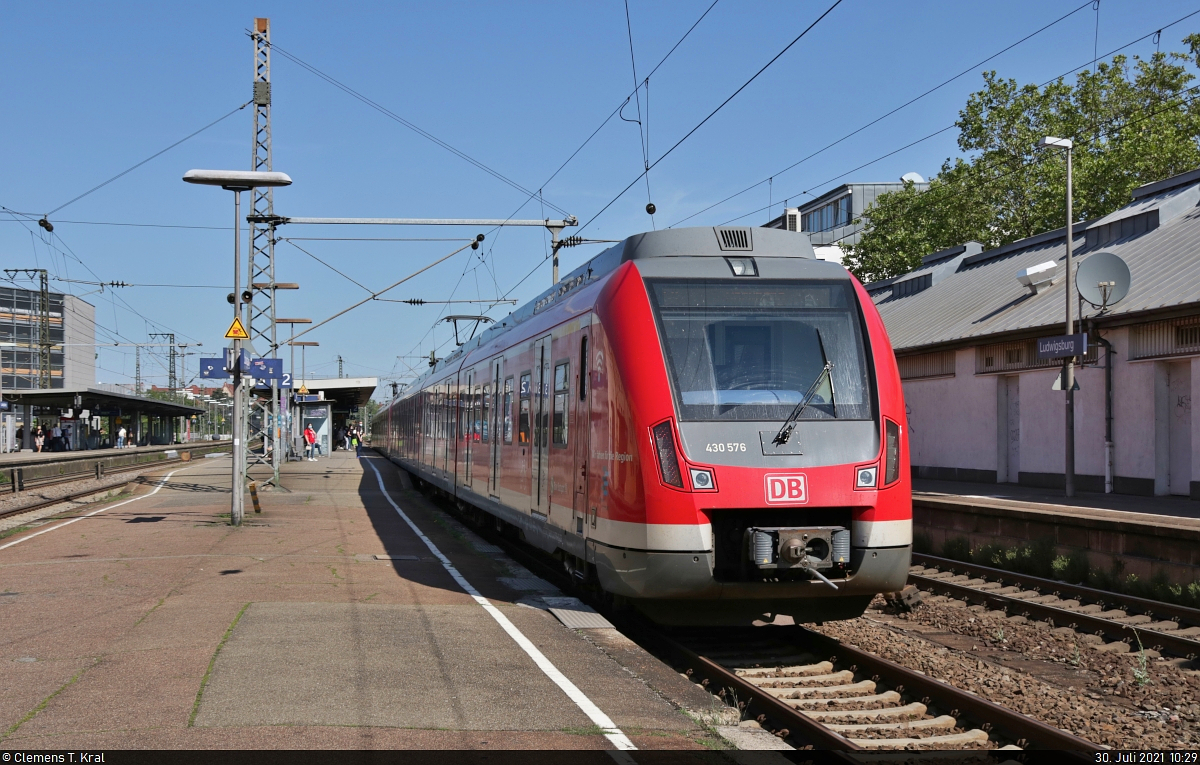 Ab und an verirrt sich auch mal eine 430er-Einheit in einen Umlauf der Stuttgarter S5. Auf diesem Nachschuss erreicht 430 576-9 mit einem Schwestertriebzug gerade den Bahnhof Ludwigsburg auf Gleis 2.

🧰 S-Bahn Stuttgart
🚝 S5 Stuttgart Schwabstraße–Bietigheim-Bissingen
🕓 30.7.2021 | 10:29 Uhr