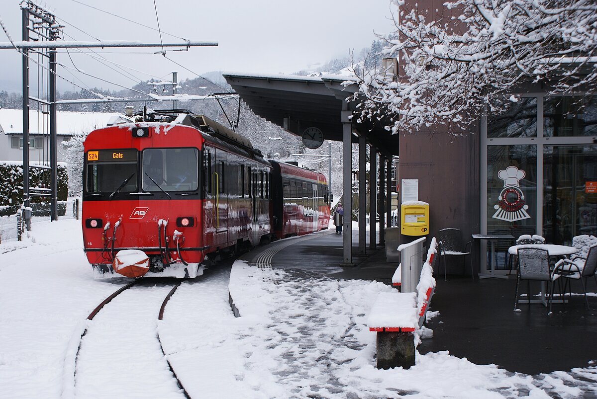 AB Appenzeller Bahnen, Gais-Altstätten: ABt 121 + BDeh 4/4 16, Zug 3128 Altstätten Stadt-Gais, Altstätten Stadt, 14. Februar 2025.