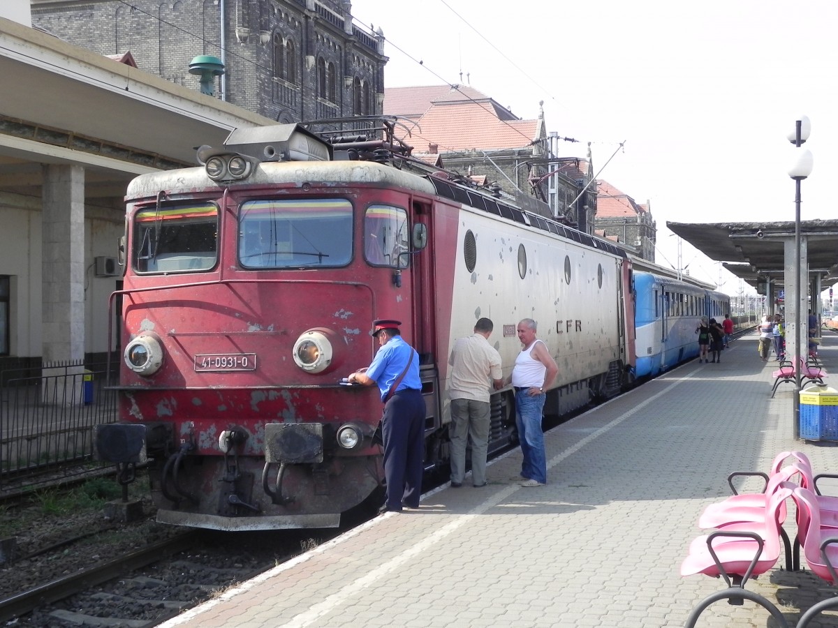 Ab Arad ging es weiter mit dem R2608 nach Timisoara. Er wurde aus einen Dieseltriebwagen der Baureihe 78 und einer E-Lok Reihe 41 gebildet. Arad, 25.08.2013 um 15:58 Uhr. 