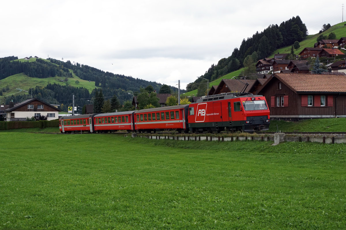 AB: Bahnidylle Streckenabschnitt Urnäsch - Gonten der Appenzeller Bahnen vom 15. September 2015.
Eine mit der Lok bespannte S 23 bei Gonten.
Foto: Walter Ruetsch  