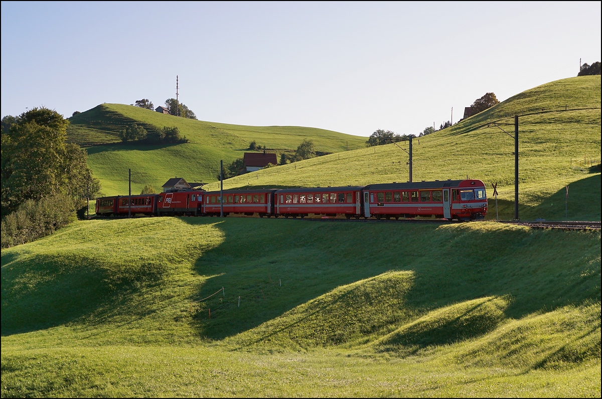 AB: Bahnidylle Streckenabschnitt Urnäsch - Gonten der Appenzeller Bahnen vom 15. September 2015.
Verstärkte S 23 mit Zwischenlok im Schatten bei Urnäsch.
Vielen Dank für die Bildbearbeitung sowie die sehr angenehme Zusammenarbeit an den Admin. Olli.
Foto: Walter Ruetsch  