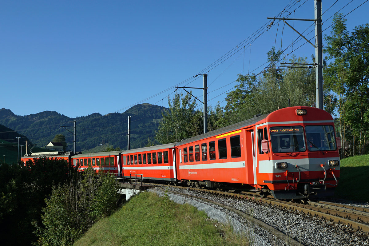 AB: Bahnidylle Streckenabschnitt Urnäsch - Gonten der Appenzeller Bahnen vom 15. September 2015.
S 23 bei der Einfahrt in den Bahnhof Urnäsch.
Foto: Walter Ruetsch  