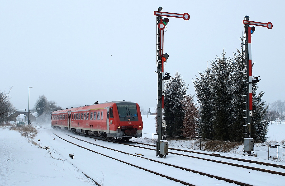 Ab dem 01.05.2018 wird die untere Höllentalbahn zwischen Neustadt (Schwarzwald) und Donaueschingen für rund 1 1/2 Jahre wegen Elektrifizierungsarbeiten gesperrt. Damit verschwindet auch die alte Signaltechnik in den Bahnhöfen Löffingen und Döggingen. Am frostigen 18.03.2018 war davon noch nichts zu spüren, als 611 530 in Löffingen einfährt.