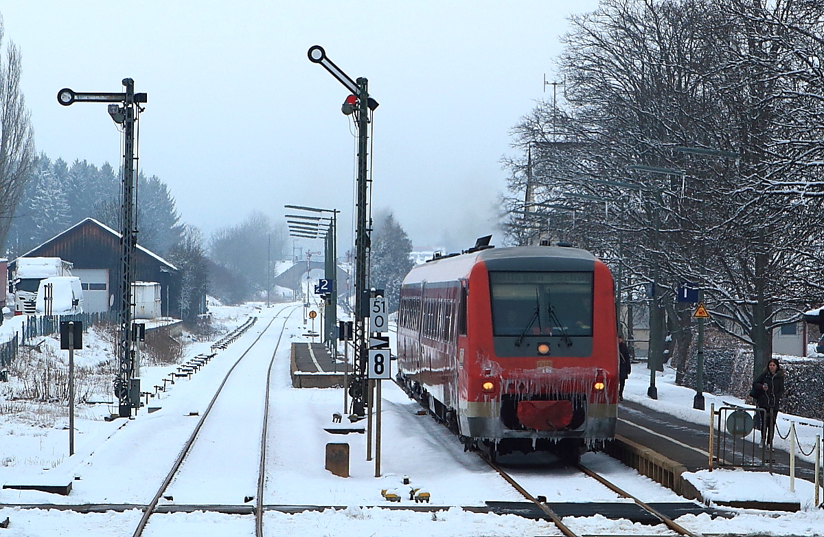 Ab dem 01.05.2018 wird die untere Höllentalbahn zwischen Neustadt (Schwarzwald) und Donaueschingen für rund 1 1/2 Jahre wegen Elektrifizierungsarbeiten gesperrt. Damit verschwindet auch die alte Signaltechnik in den Bahnhöfen Löffingen und Döggingen. Der vom Frost sichtlich gezeichnete 611 007 verlässt am 18.03.2018 Löffingen in Richtung Villingen (Schwarzwald). 