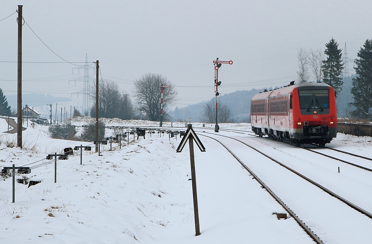 Ab dem 01.05.2018 wird die untere Höllentalbahn zwischen Neustadt (Schwarzwald) und Donaueschingen für rund 1 1/2 Jahre wegen Elektrifizierungsarbeiten gesperrt. Damit verschwindet auch die alte Signaltechnik in den Bahnhöfen Löffingen und Döggingen. Als 611 031 am 18.03.2018 auf dem Weg nach Neustadt (Schwarzwald) in Döggingen einfährt, sind das im Hintergrund sichtbare Einfahrsignal und die Ausfahrsignale noch in Betrieb.
