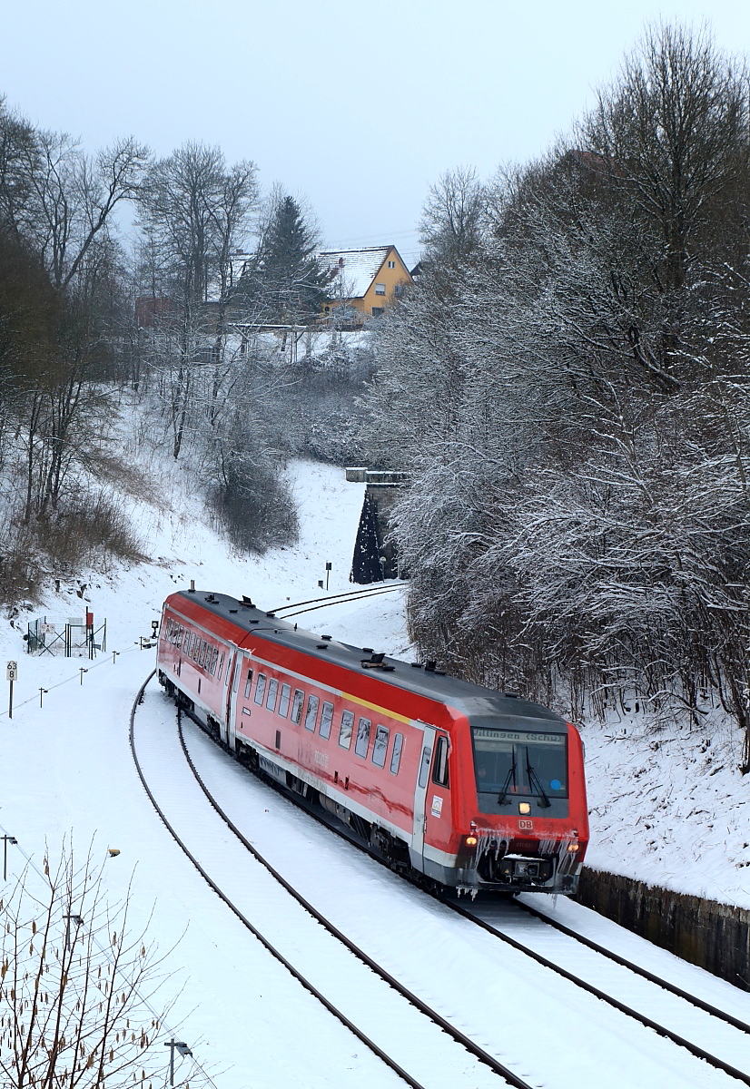 Ab dem 01.05.2018 wird die untere Höllentalbahn zwischen Neustadt (Schwarzwald) und Donaueschingen für rund 1 1/2 Jahre wegen Elektrifizierungsarbeiten gesperrt. Damit verschwindet auch die alte Signaltechnik in den Bahnhöfen Löffingen und Döggingen. Am 18.03.2018 verlässt 611 531 den Döggingener Tunnel und fährt in den nahegelegenen Bahnhof ein.