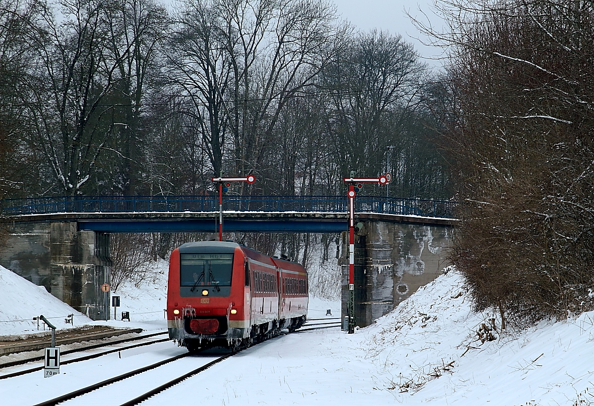 Ab dem 01.05.2018 wird die untere Höllentalbahn zwischen Neustadt (Schwarzwald) und Donaueschingen für rund 1 1/2 Jahre wegen Elektrifizierungsarbeiten gesperrt. Damit verschwindet auch die alte Signaltechnik in den Bahnhöfen Löffingen und Döggingen. Am 18.03.2018 fährt 611 007 auf dem Weg von Neustadt(Schwarzwald) nach Ulm in Döggingen ein.