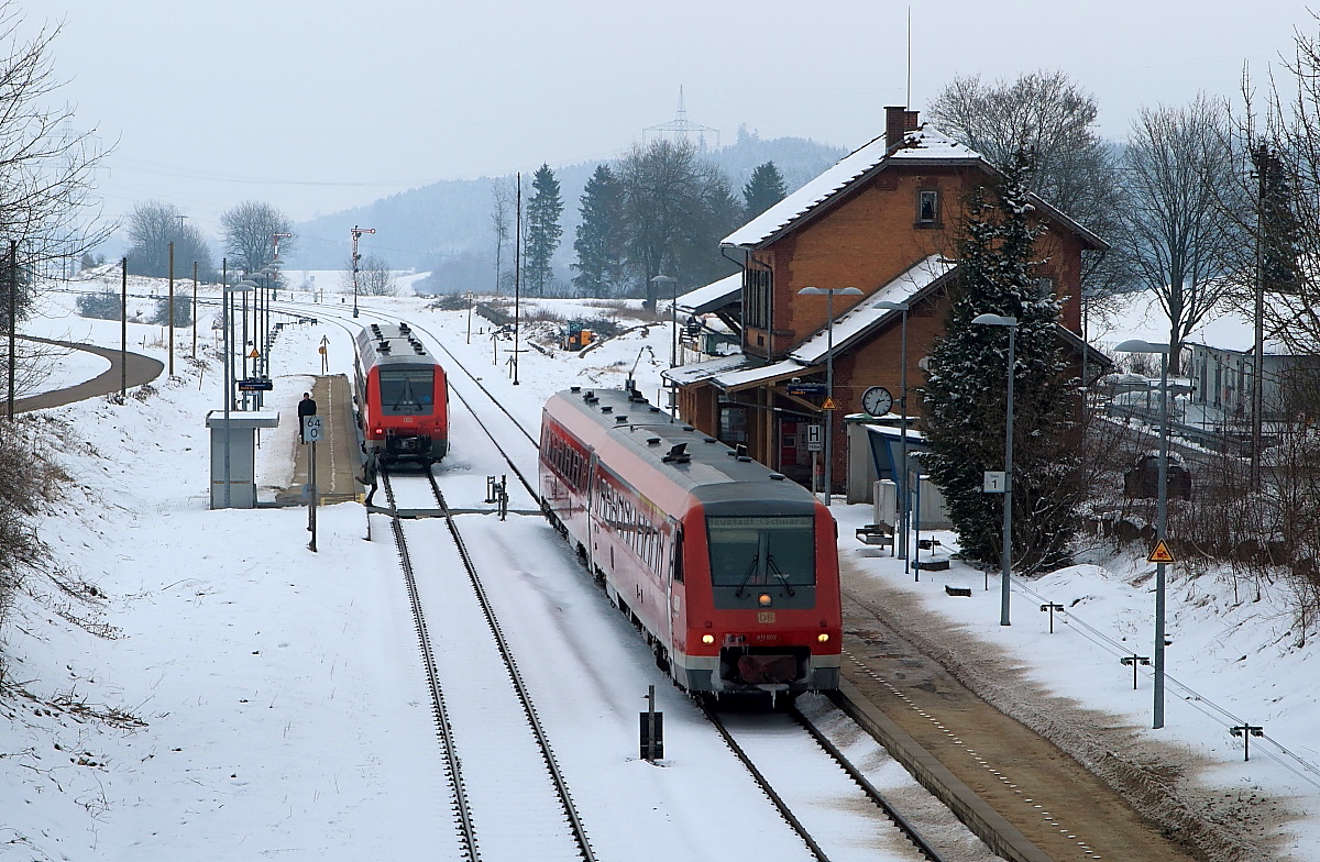 Ab dem 01.05.2018 wird die untere Höllentalbahn zwischen Neustadt (Schwarzwald) und Donaueschingen für rund 1 1/2 Jahre wegen Elektrifizierungsarbeiten gesperrt. Damit verschwindet auch die alte Signaltechnik in den Bahnhöfen Löffingen und Döggingen. Am 18.03.2018 treffen sich 611 507 und 611 531 in Döggingen.
