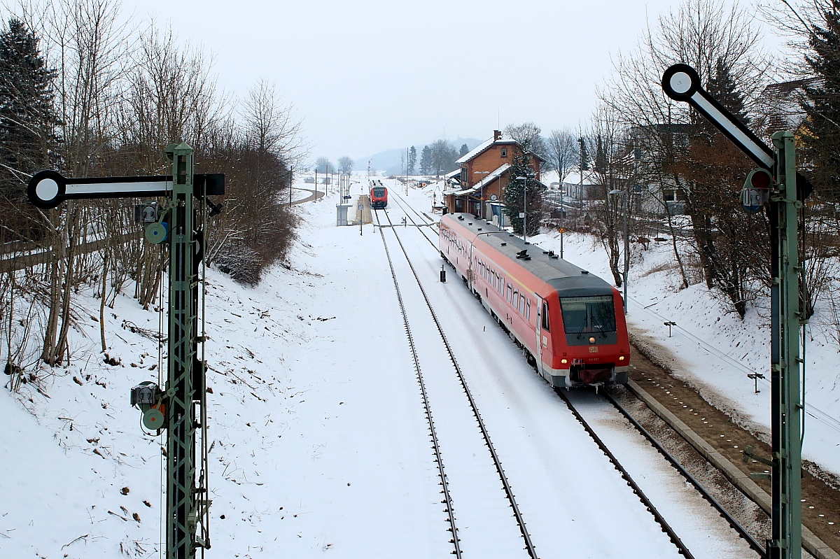 Ab dem 01.05.2018 wird die untere Höllentalbahn zwischen Neustadt (Schwarzwald) und Donaueschingen für rund 1 1/2 Jahre wegen Elektrifizierungsarbeiten gesperrt. Damit verschwindet auch die alte Signaltechnik in den Bahnhöfen Löffingen und Döggingen. Am 18.03.2018 verlassen 611 507 nach Neustadt (Schwarzwald) und 611 531 nach Villingen (Schwarzwald) den Bahnhof Döggingen.