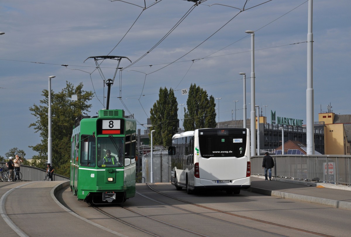 Ab dem 14.12.2014 wird die Verlängerung nach Weil am Rhein in Betrieb genommen. Dann werden sowohl Tram als auch Busse von der Schweiz nach Deutschland fahren. Die Aufnahme stammt vom 29.09.2014.