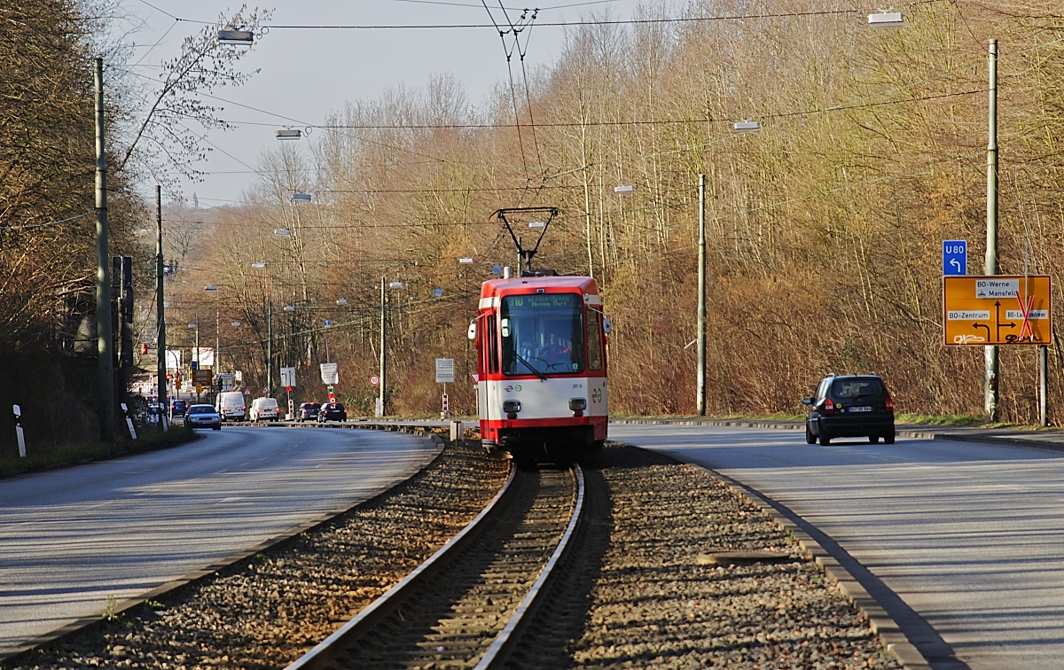 Ab dem 15.12.2019 werden in Bochum nur noch Niederflurfahrzeuge eingesetzt, damit endet auch der Einsatz der hochflurigen M6S. Da die neue Stadtbahnstrecke zwischen Bochum-Langendreer und Witten-Crengeldanz erst im kommenden Jahr fertiggestellt ist, werden die Bahnen der Linie 310 auf diesem Teilstück durch Busse ersetzt. Damit wird auch der eingleisige Streckenabschnitt zwischen der Unterstraße in Langendreer und Crengeldanz nicht mehr bedient, er wird nur noch für Betriebsfahrten benötigt. Am 11.03.2015 ist der M6S auf der Universitätsstraße in Richtung Witten unterwegs. Das Foto entstand vom Haltestellenende aus.