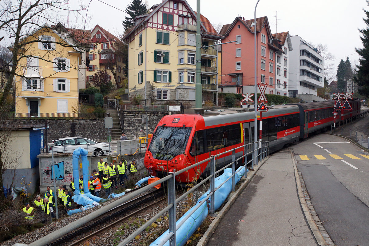 AB: Der letzte Zahnradstreckenabschnitt der ehemaligen SGA bei Riethüsli am 13. November 2016. Anlässlich der Abschiedsfahrten mit dem Föfi über die Ruckhalde fanden auch gut besuchte Baustellen-Führungen statt.
Foto: Walter Ruetsch  