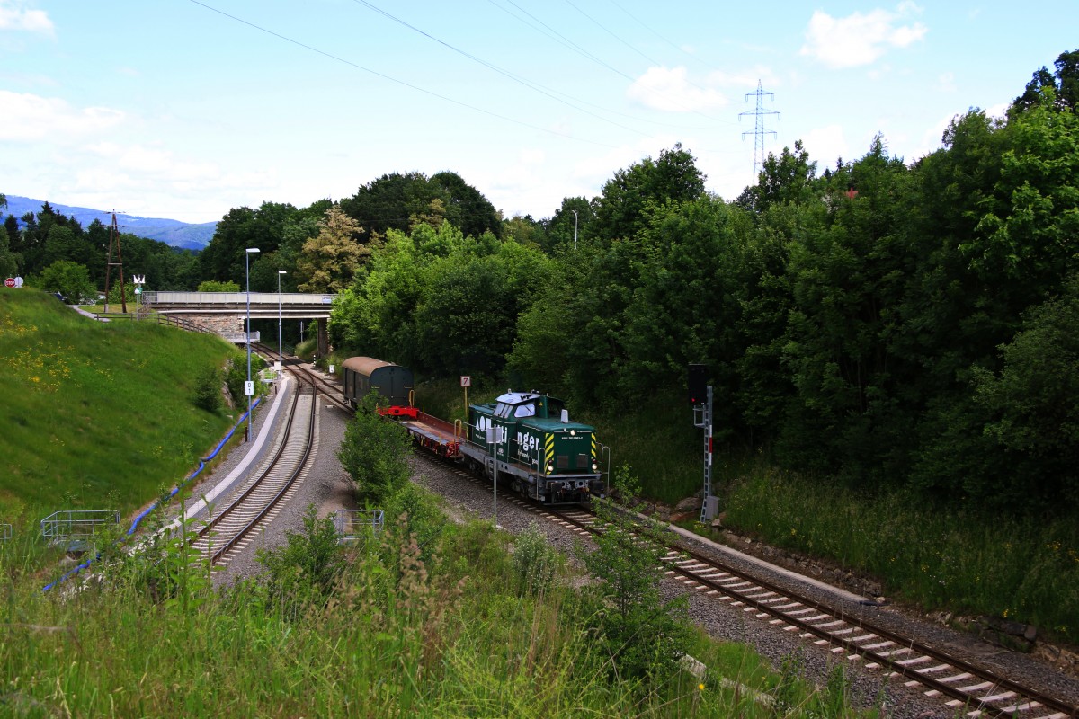 Ab Deutschlandsberg ging es dann mit dem Rola-Wagen der für die Abteilung Fahrweg vor kurzer Zeit in den Fahrzeugpark der Graz Köflacher Eisenbahn aufgenommen wurde. Hier zu sehen nächst der Anschlussbahn Leibenfeld am heutigen 27.05.2015