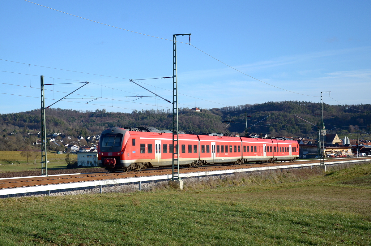 Ab Entringen Richtung Herrenberg ist die Ammertalbahn etwa 2,6 km zweigleisig ausgebaut. Auf diesem Abschnitt fährt 440 016 am 3. Januar 2023 in Richtung Herrenberg.