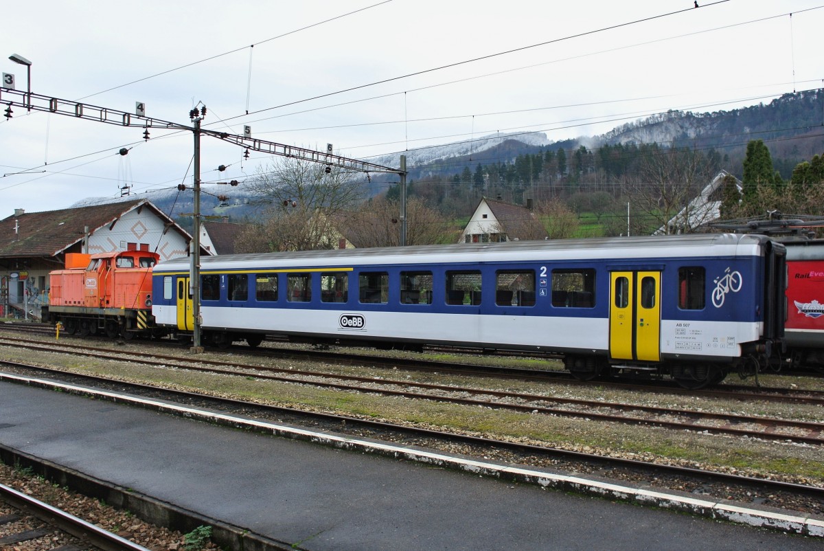 AB EWI 507 und Em 4/4 Nr. 22 abgestellt in Balsthal, 08.12.2014.