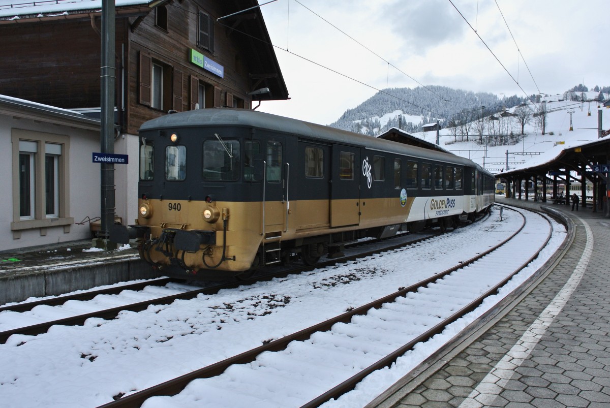 Ab Fahrplanwechsel Geschichte: Der Golden Pass Panoramic Pendel der BLS. BDt 50 63 82-33 940-2 bei Ausfahrt in Zweisimmen, 24.11.2013.