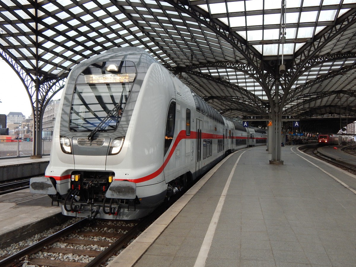 Ab Februar ein gewohnter Anblick, denn ab Februar fahren die IC Dostos auch von Köln aus nach Norddeich Mole. Hier zu sehen ein noch ungetaufter Steuerwagen auf den Weg nach Hamburg Langenfelde.

Köln 12.12.2015