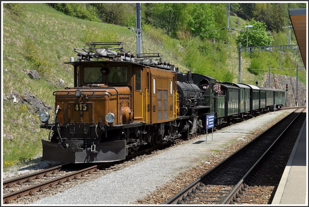 Ab Filisur bis Davos Platz übernimmt die Ge 6/6 I 415 wieder den Vorspann vor der G 4/5 107. (10.05.2015)