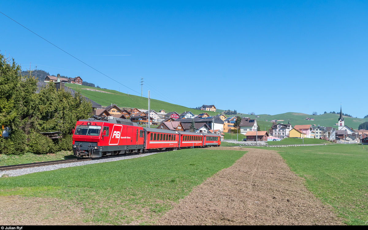 AB Ge 4/4 1 mit Pendelzug als S23 Wasserauen - Gossau SG am 27. März 2017 bei Gonten.

