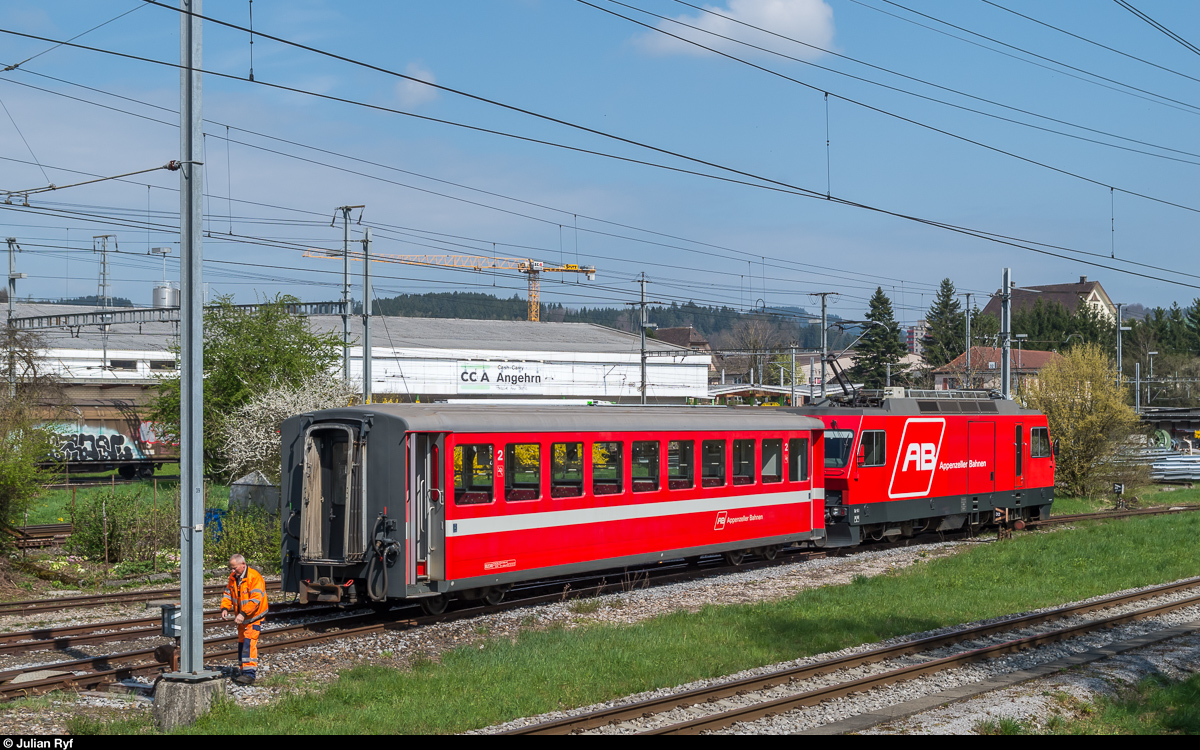 AB Ge 4/4 1 rangiert am 5. April 2017 in Gossau SG. Der Wagen stammt von einer aus 3 B bestehenden Wagengruppe, die in Gossau abgestellt waren.
