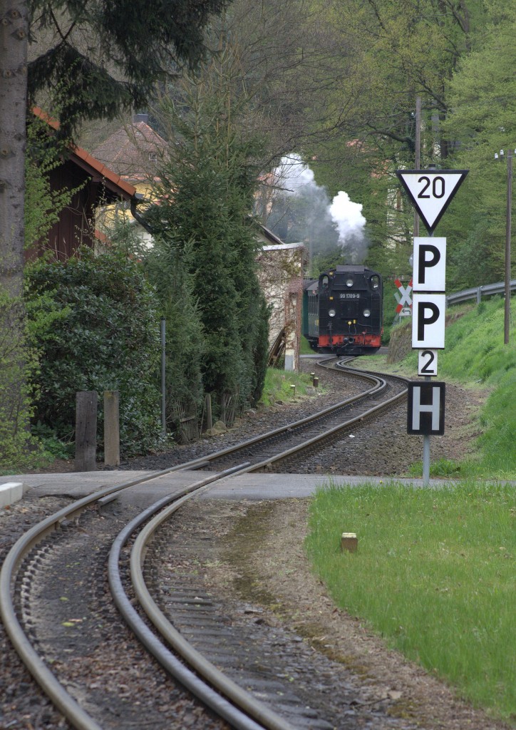 Ab hier  sind 20 km/h erlaubt. 2x  Pfeiffen und eine Haltetafel
am nordöstlichen Ende des Haltepunktes Lößnitzgrund. Der Planzug  aus Radeburg 
wird in wenigen Augenblicken passieren . 10.04.2014  11:26 Uhr.