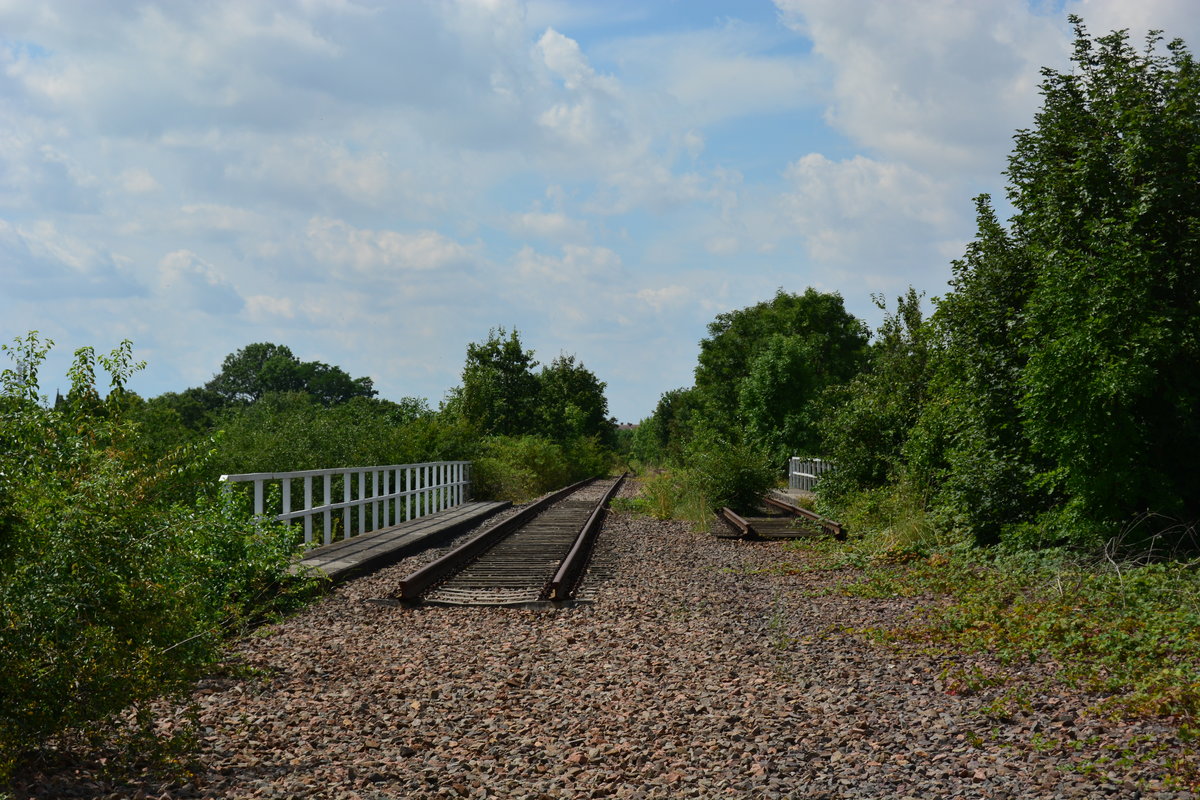 Ab hier sind die Gleise getrennt und abgebaut worden. Trauriges Schicksal einer einst bedeutenden Bahnstrecke. Hier führte einst die Kanonenbahn Berlin - Blankenburg. Die Strecke war ehemals 2 gleisig. Später wurde sie 1 gleisig zurück gebaut und 1998 entgültig stillgelegt.

Güsten 02.08.2017