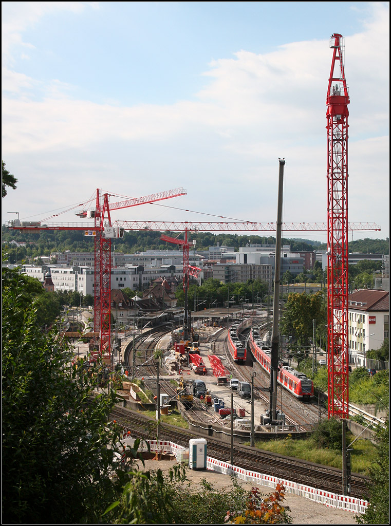 Ab hier wird es irgendwann auf neuen Gleisen bis Ulm gehen -

Der Bahnhof Feuerbach wird immer mehr zur Großbaustelle. Über ein Rampe werden in Zukunft die Züge zum Stuttgarter Hbf hier im Tunnel verschwinden und manche davon auf neuen Gleisen bis Ulm weiter fahren. Nach vorbereitenden Arbeiten beginnen jetzt die richtigen Arbeiten an der Rampe und dem Teilstück des Tunnels in diesem Bereich.

Am vergangen Samstag wurden die S-Bahnen ohne halt hier über die Fernbahngleise umgeleitet und weitere Baukräne aufgebaut. Ein Teilstück für den rechten Bahnkran schwebt gerade über die S-Bahngleise.

16.07.2016 (M)