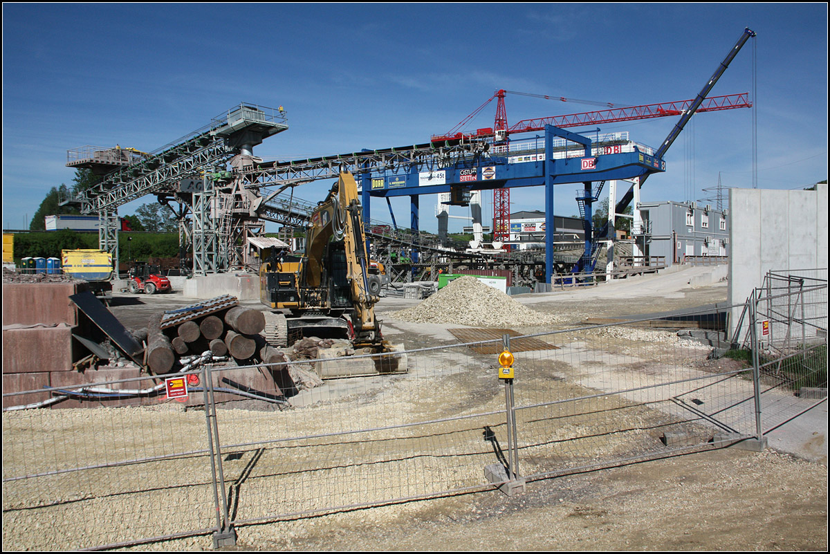 Ab hier wird es in den Untergrund gehen -

Baustelle für das Bahnprojekt Stuttgart 21 am Filderportal zwischen dem Flughafen Echterdingen und dem Stuttgarter Fasanenhof. Von Ulm her kommend werden die Züge hier in den Fildertunnel einfahren und hinab rollten zum Hauptbahnhof, der nach 9,6 Kilometer Tunnelfahrt erreicht wird. Die von hier aus gesehenene rechte Röhre wurde bisher etwa zur Hälfte gebohrt. Die Tunnelbohrmaschine wurde dann demontiert und zurück gezogen. Inzwischen bohrt sie die linke Röhre. Hier wird sie ganz bis kurz vor den Hauptbahnhof durchfahren, wendet und bohrt dann den Rest der rechten Röhre.

20.05.2016 (M)