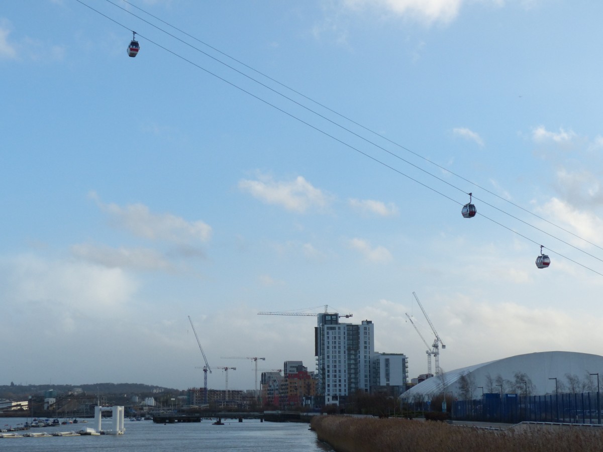 Ab in die Höhe - das gilt nicht nur für den Häuserbau, sondern auch für die Emirates Air Line. 3.1.2014, London Greenwich
