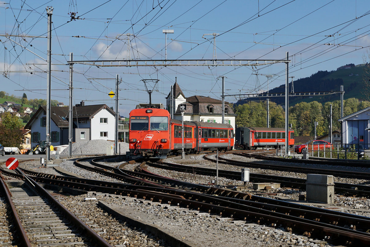 AB: Impressionen von der Appenzeller-Bahn vom 12. Oktober 2017.
Der Verstärkungswagen im Hintergrund wird am Morgen und am Abend mitgeführt auf der Strecke St. Gallen - Appenzell.
Foto: Walter Ruetsch